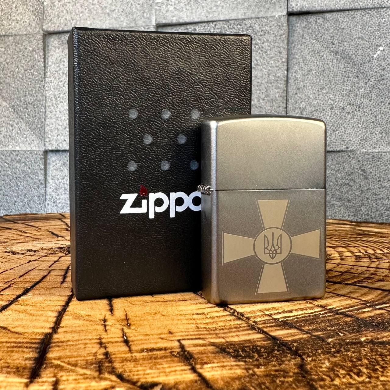 Запальничка бензинова ZIPPO 200 REG BRUSH FIN CHROME з гравіюванням хрест ЗСУ - фото 3 Запальничка бензинова ZIPPO 200 REG BRUSH FIN CHROME з гравіюванням хрест ЗСУ - фото 3