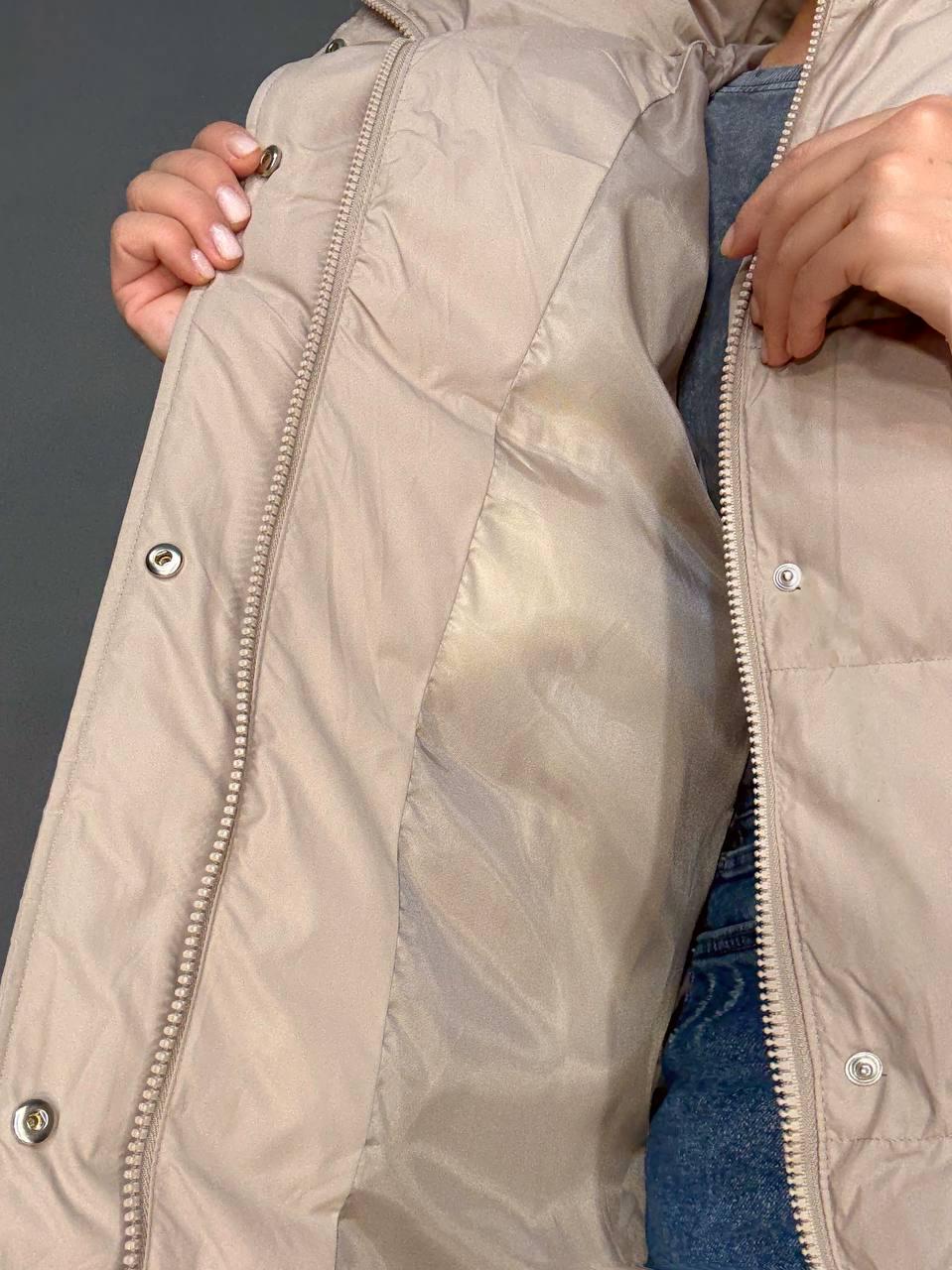 Куртка женская LADY YEP 10008 длинная оверсайз пуффер с капюшоном р. 42 Бежевый (5516) - фото 9 Куртка женская LADY YEP 10008 длинная оверсайз пуффер с капюшоном р. 42 Бежевый (5516) - фото 9