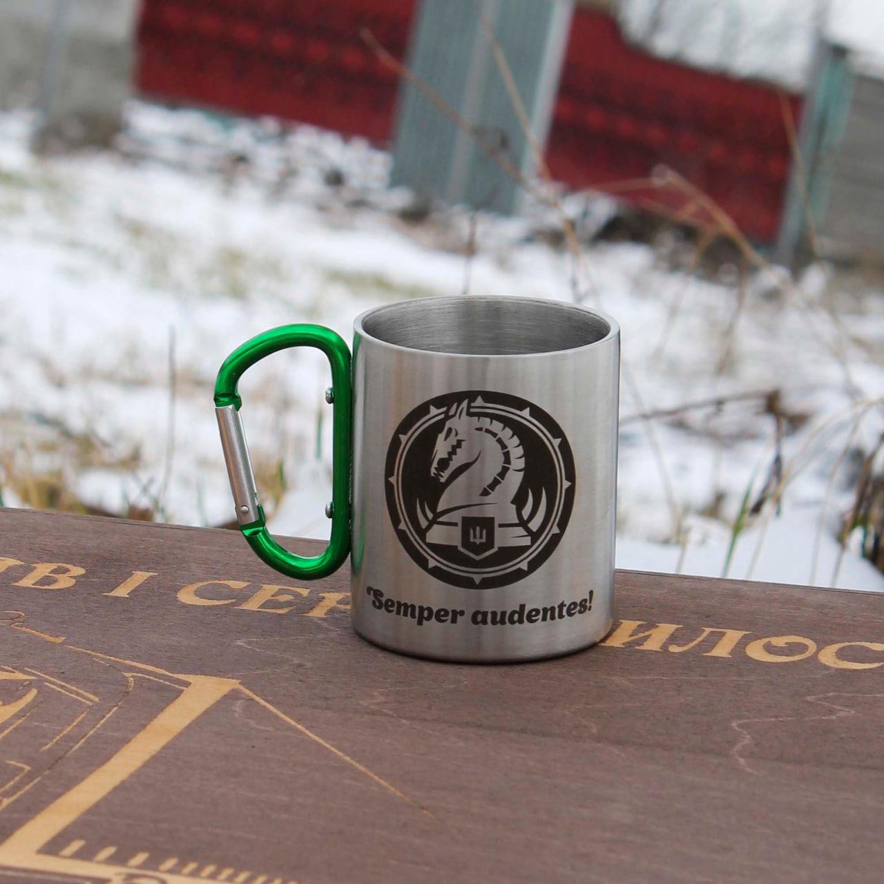 Чашка металлическая "шахматний кінь" с карабином и гравировкой 300 мл (12753476)