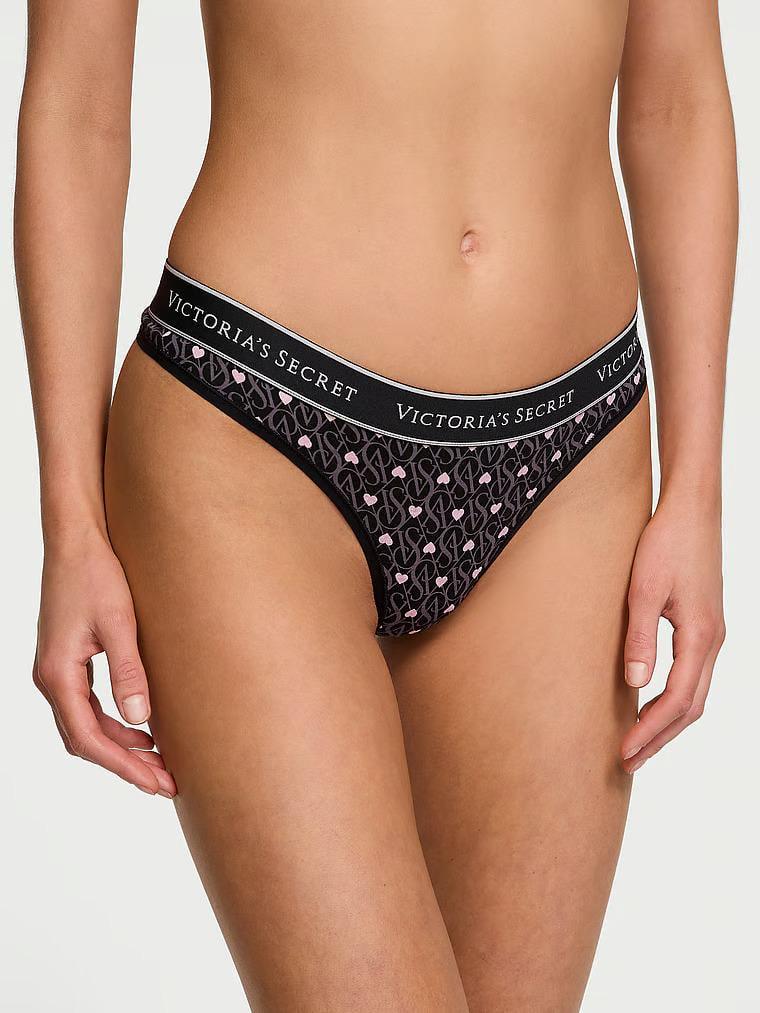 Трусики хлопковые стринги Victoria's Secret Logo Cotton Thong Panty Black Logo Hearts S Черный (26987574) Трусики хлопковые стринги Victoria's Secret Logo Cotton Thong Panty Black Logo Hearts S Черный (26987574)