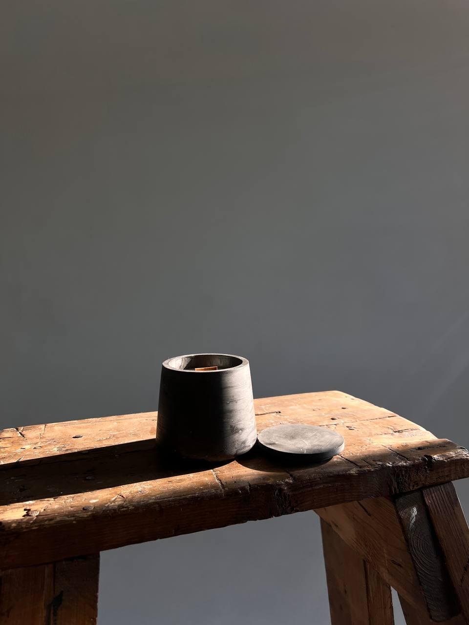 Аромасвеча соевая Вечерний Променад в графитовой гипсовой чашке с крышечкой (28106820) - фото 5