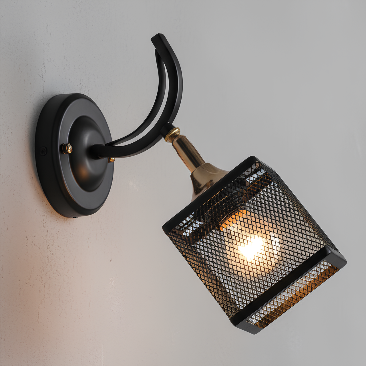 Бра Sirius с регулируемым углом наклона под одну лампу Е27 Черный/Золотой (B N5708/1W BK+FGD)