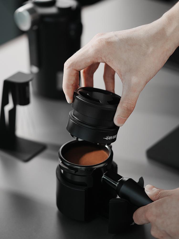 Вирівнювач кави MHW-3BOMBER Astra Collection Effcient Gravity-Driven Distributor 53,35 мм Чорний (T7020-OS) - фото 4 Вирівнювач кави MHW-3BOMBER Astra Collection Effcient Gravity-Driven Distributor 53,35 мм Чорний (T7020-OS) - фото 4