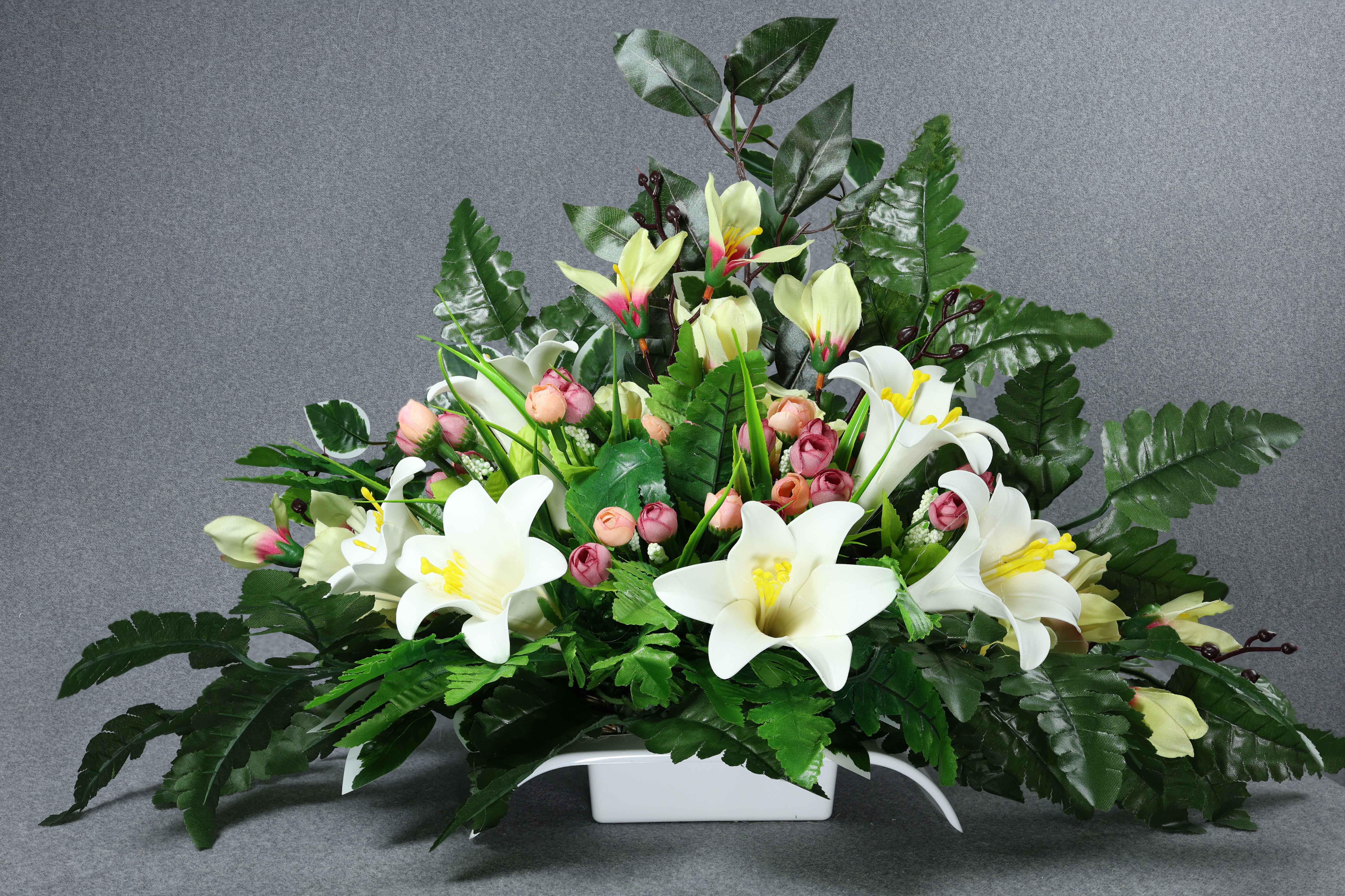 Композиция GALA DECOR с белыми лилиями в кашпо 60х40 см