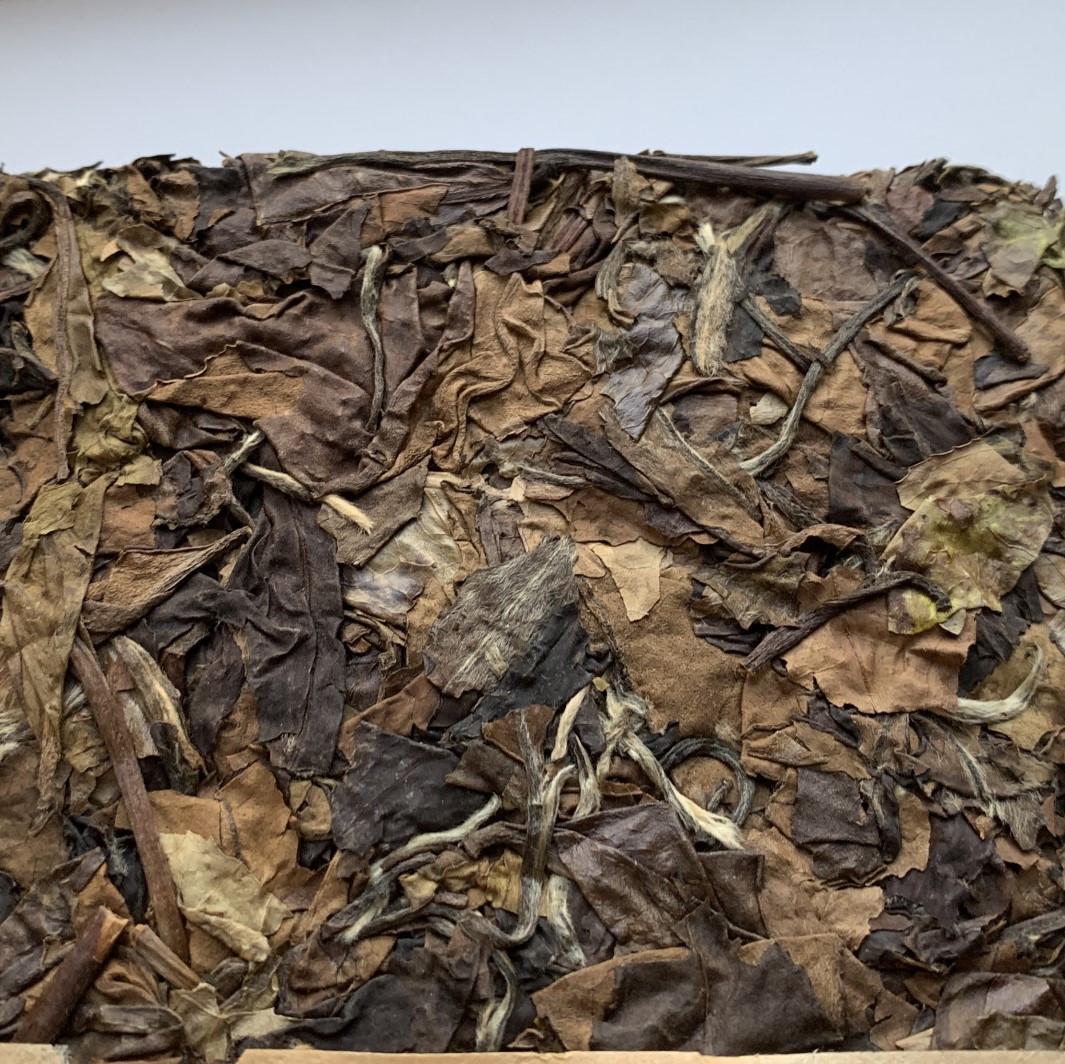 Чай белый Феникс Хаосян Фудин 2015 год кирпич 248 г - фото 3