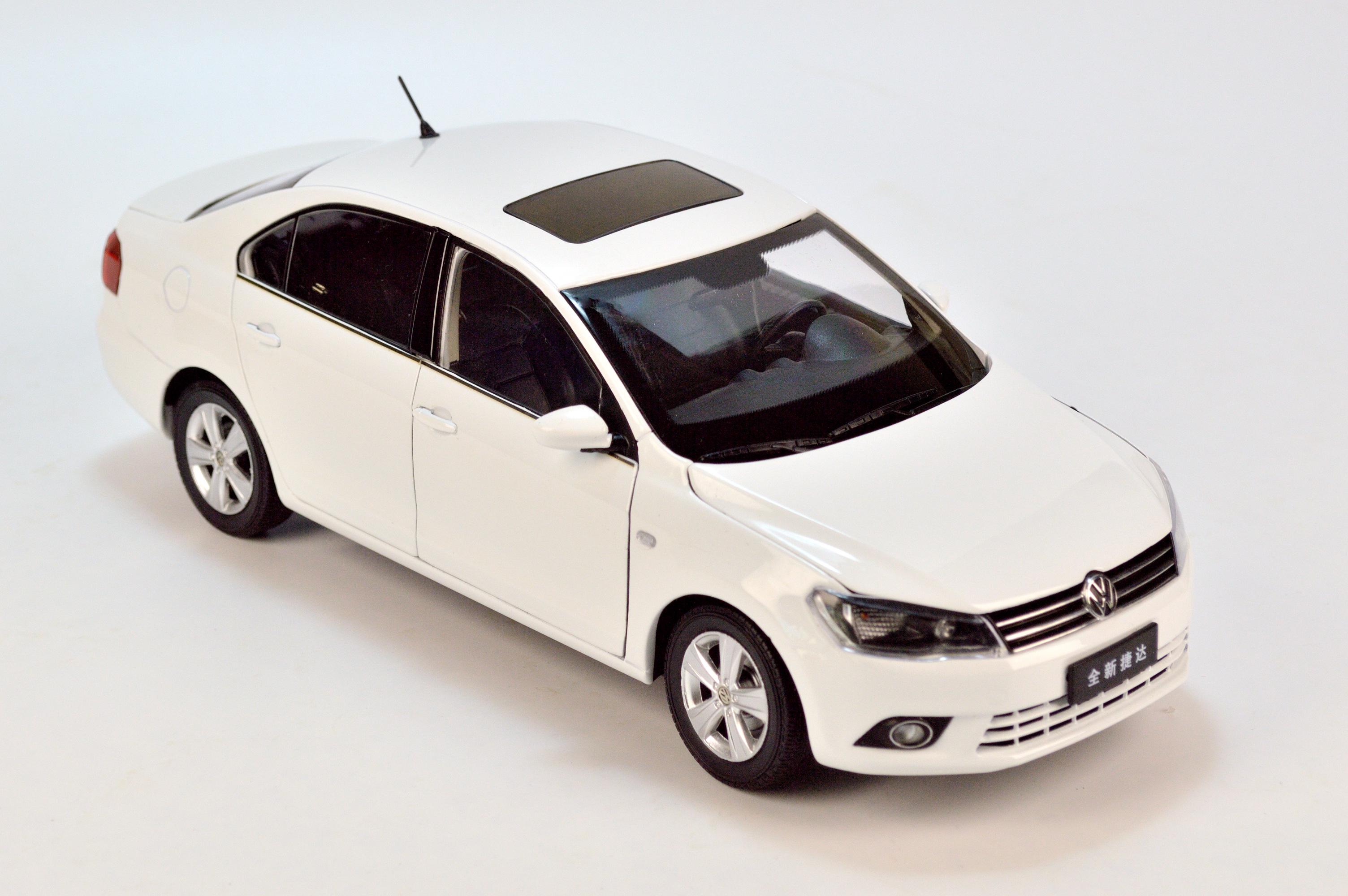 Модель автомобіля Volkswagen Jetta 2013 р. 1:18 Білий (29)