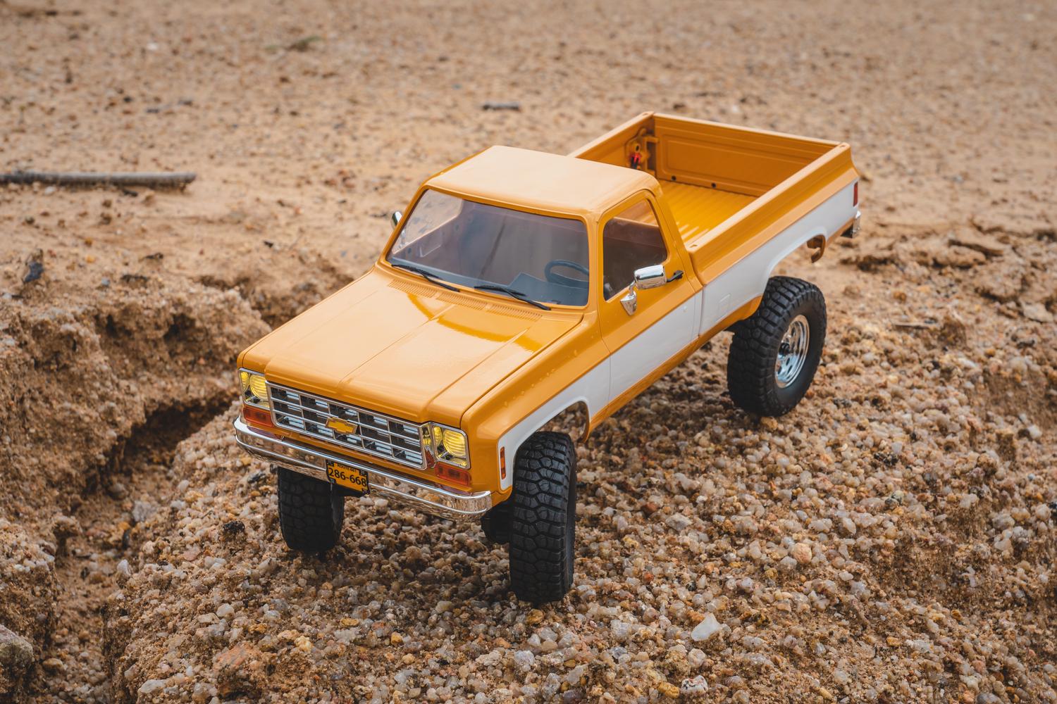 Машинка на радиоуправлении FMS 1:18 Chevrolet K10 RTR Желтый - фото 7 Машинка на радиоуправлении FMS 1:18 Chevrolet K10 RTR Желтый - фото 7