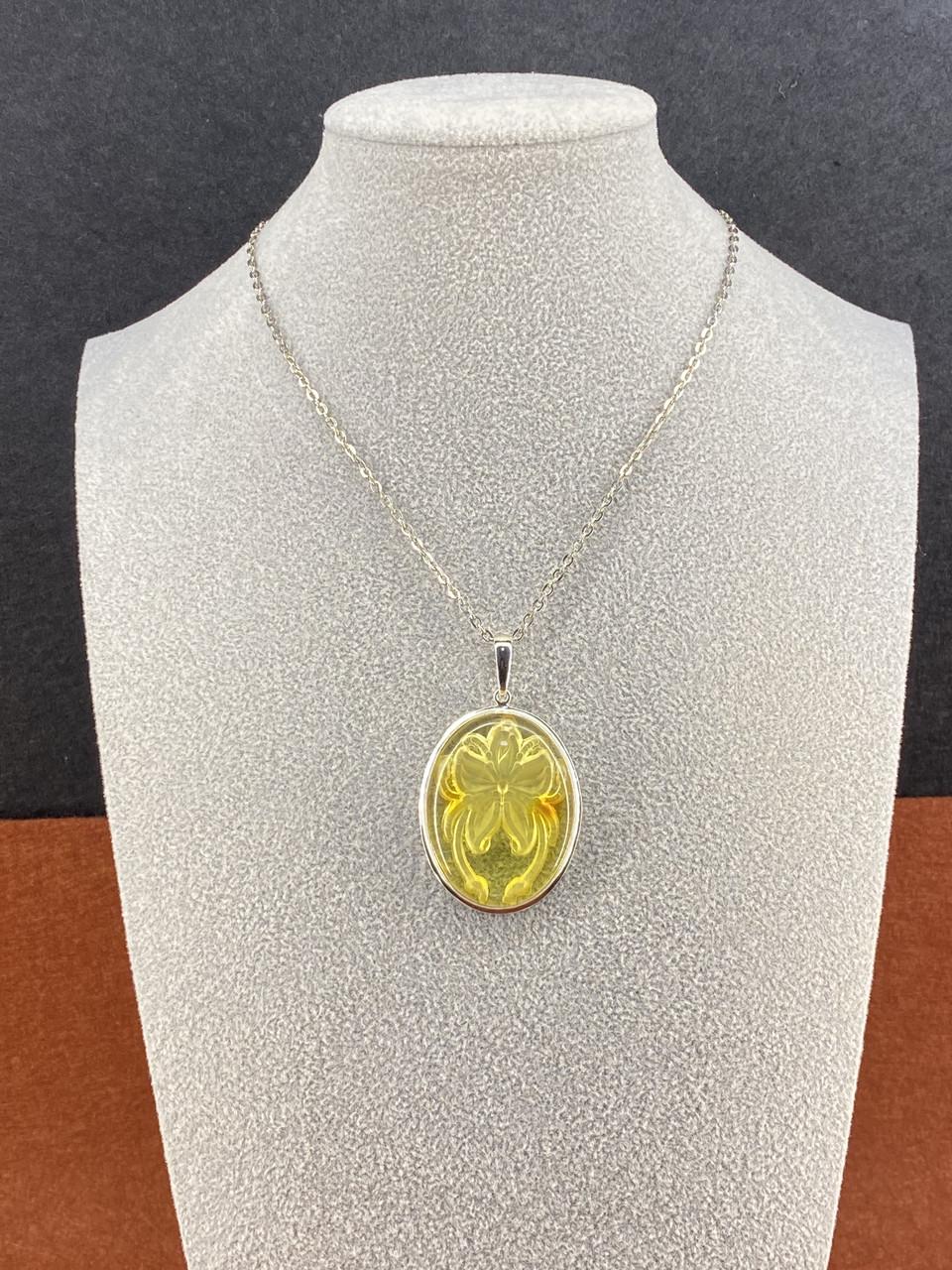 Кулон янтарный Цветок лилии 30х40 мм (К-131)