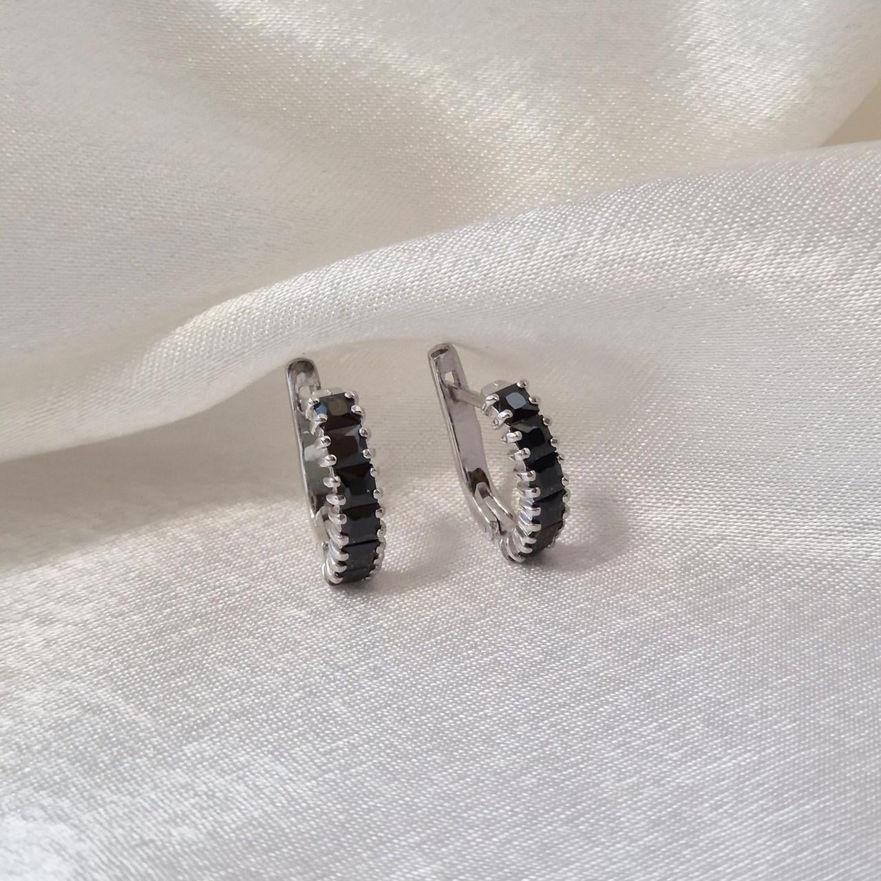 Серьги рикс с черными камнями серебро 925 пробы родированное 3,16 г (20259г)