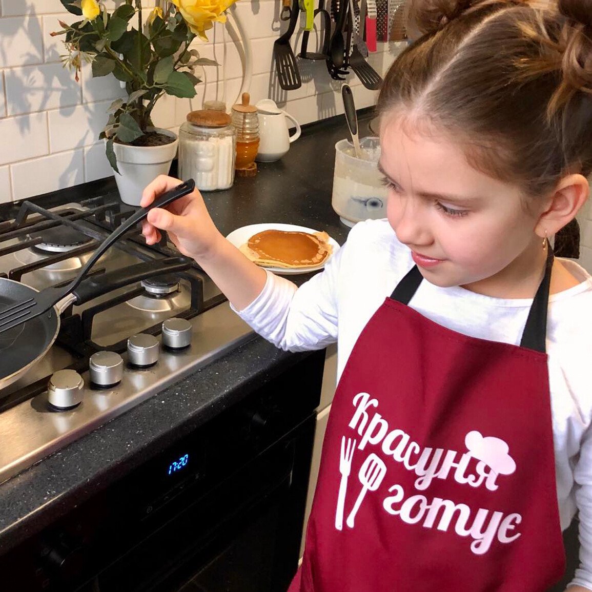 Фартук подростковый "Красуня готує" 64х44 см (FRTD_20M006) - фото 2 Фартук подростковый "Красуня готує" 64х44 см (FRTD_20M006) - фото 2