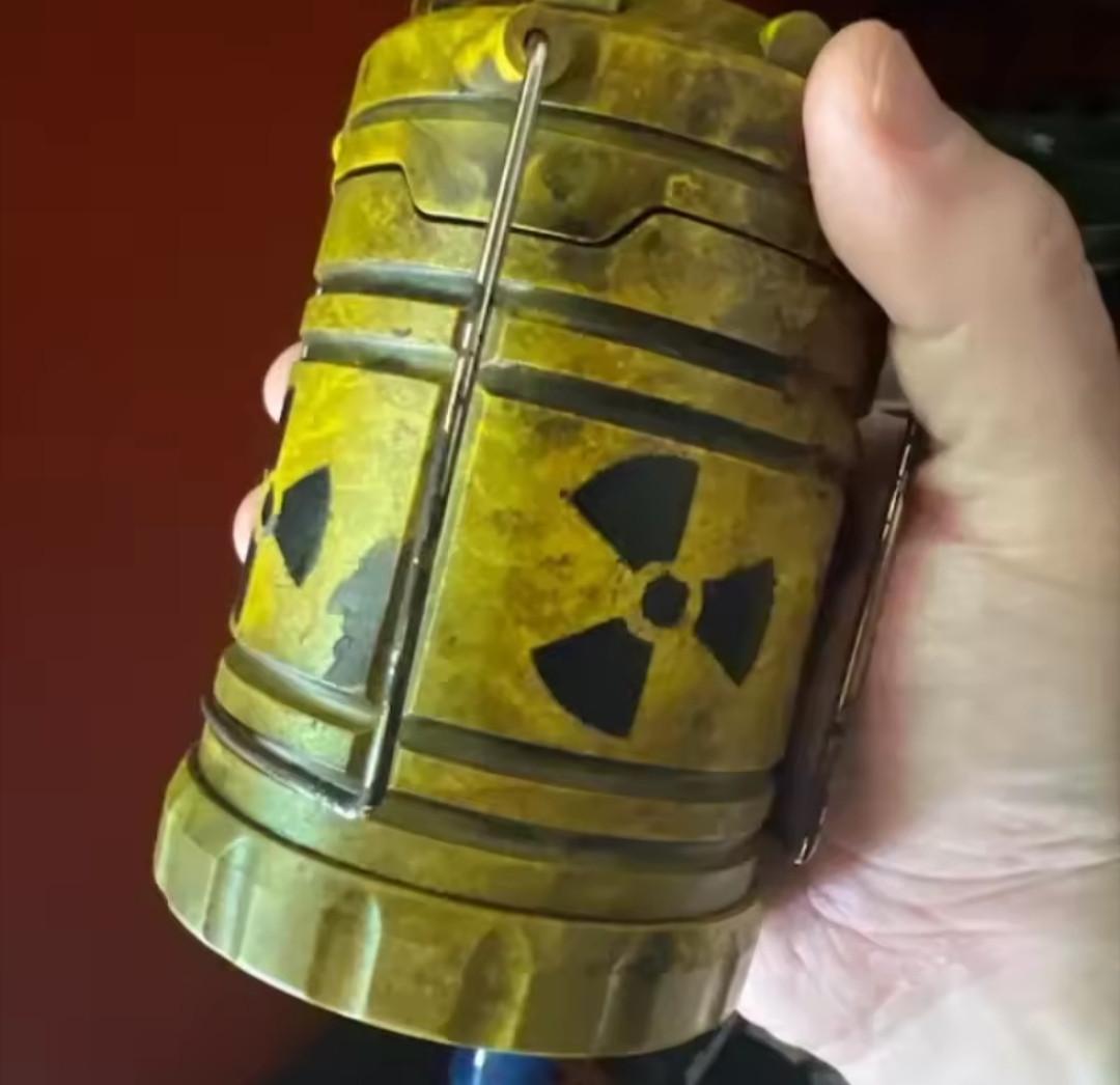 Нічник Радіоактивна капсула Ретро із зеленою підсвіткою Жовтий (27829503) - фото 4 Нічник Радіоактивна капсула Ретро із зеленою підсвіткою Жовтий (27829503) - фото 4