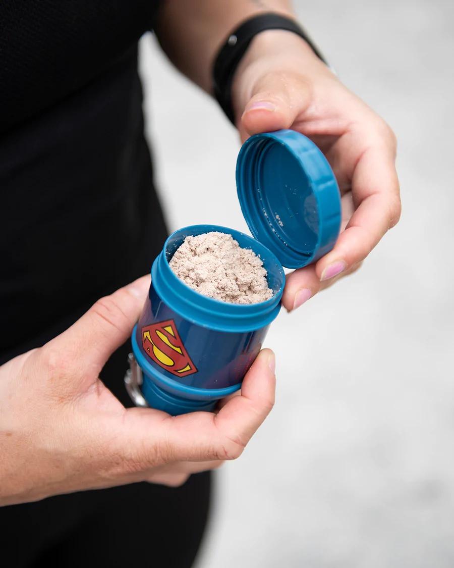 Контейнер Smartshake Whey2Go Funnel Pillbox DC Superman 110 мл - фото 3