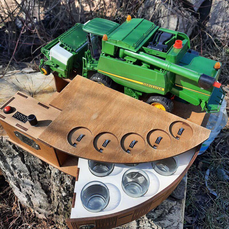 Наливатор з дерева Комбайн John Deere під 5 чарок 57 мл для розливу напоїв з написом на корпусі та харчовим шлангом