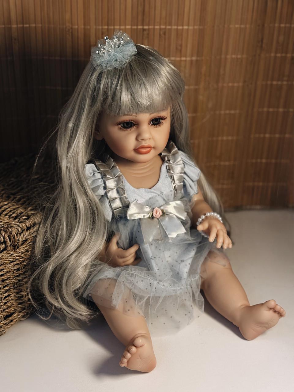 Кукла кукла реалистичная KEIUMI винил-силиконовая в платьице с короной 55 см Серо-голубой - фото 6 Кукла кукла реалистичная KEIUMI винил-силиконовая в платьице с короной 55 см Серо-голубой - фото 6