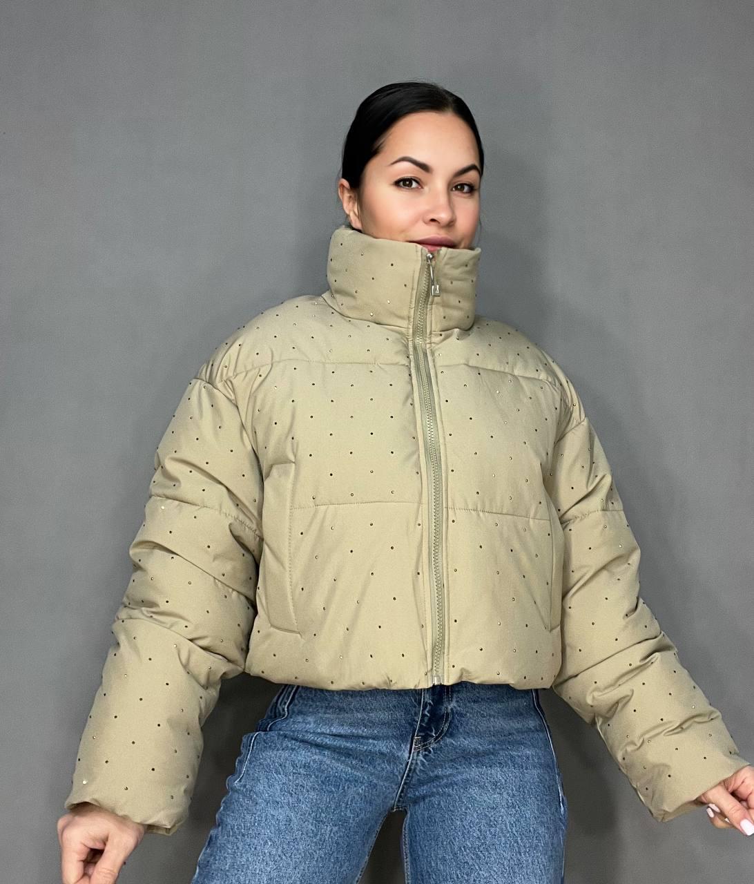 Куртка жіноча Haiziyuan 7165 укорочена пуффер з розсипом камінців демісезонна без капюшона оверсайз L Бежевий (3312) - фото 4 Куртка жіноча Haiziyuan 7165 укорочена пуффер з розсипом камінців демісезонна без капюшона оверсайз L Бежевий (3312) - фото 4
