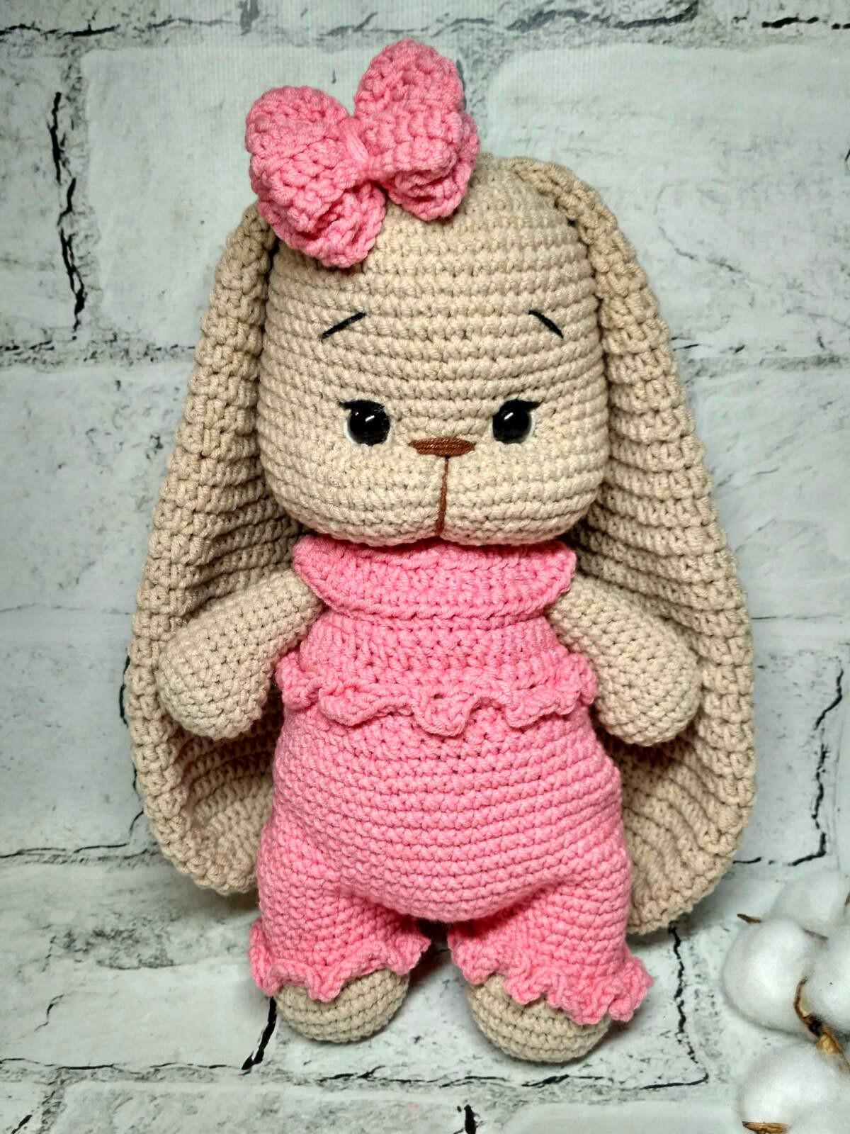 М'яка іграшка ручної роботи в'язана амігурумі Hand Made Зайчик в комбінезоні 25 см (202-96)