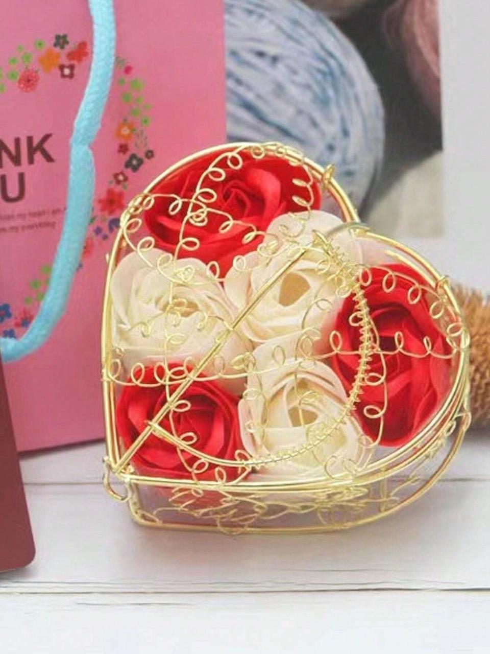 Подарунковий набір Троянди з мила в корзині у вигляді серця 6 шт. Червоний (2549773951) - фото 2 Подарунковий набір Троянди з мила в корзині у вигляді серця 6 шт. Червоний (2549773951) - фото 2