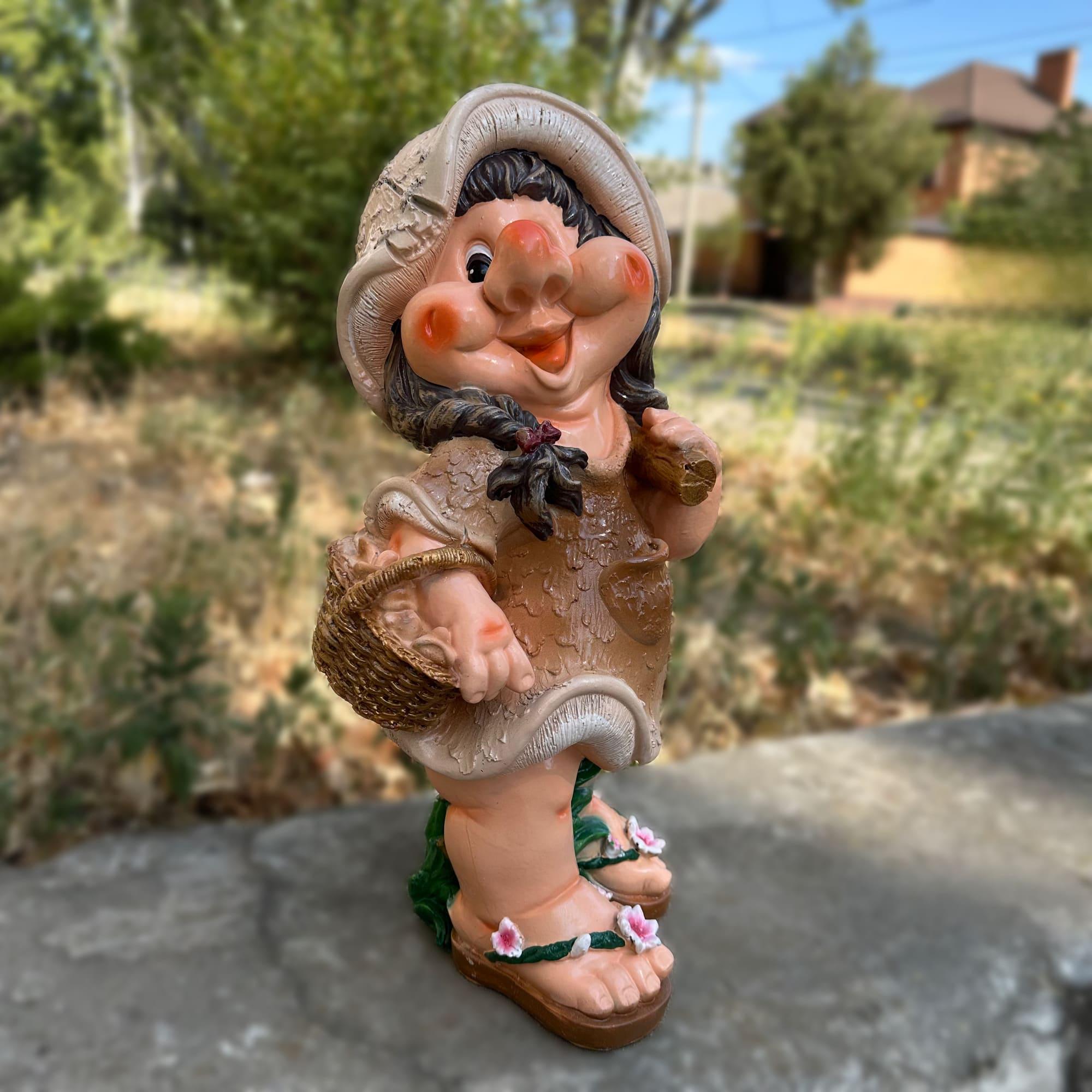 Садовая фигура Девушка с корзинкой грибочков из полистоуна 50×25×27 см (4437)