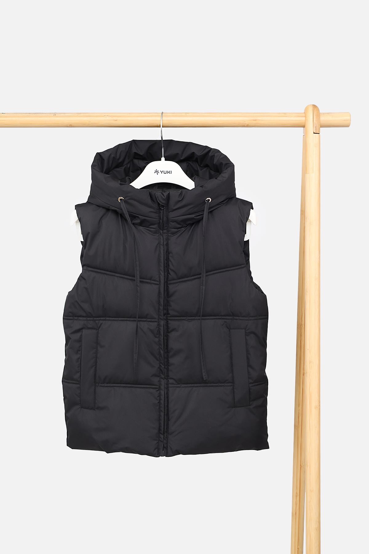 Жилет для девочки утепленный ЦБ-00289765 146 см Черный Жилет для девочки утепленный ЦБ-00289765 146 см Черный