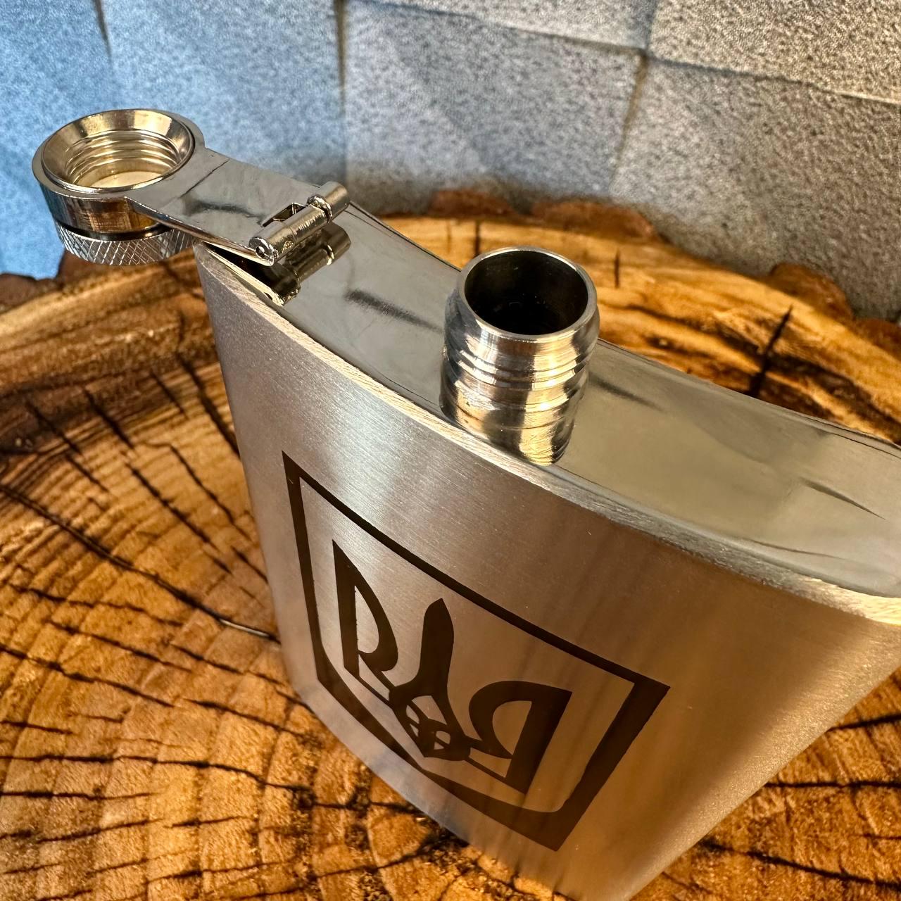 Набір фляга для алкоголю та 4 чарки з гербом під гравіювання у подарунковій коробці - фото 2 Набір фляга для алкоголю та 4 чарки з гербом під гравіювання у подарунковій коробці - фото 2