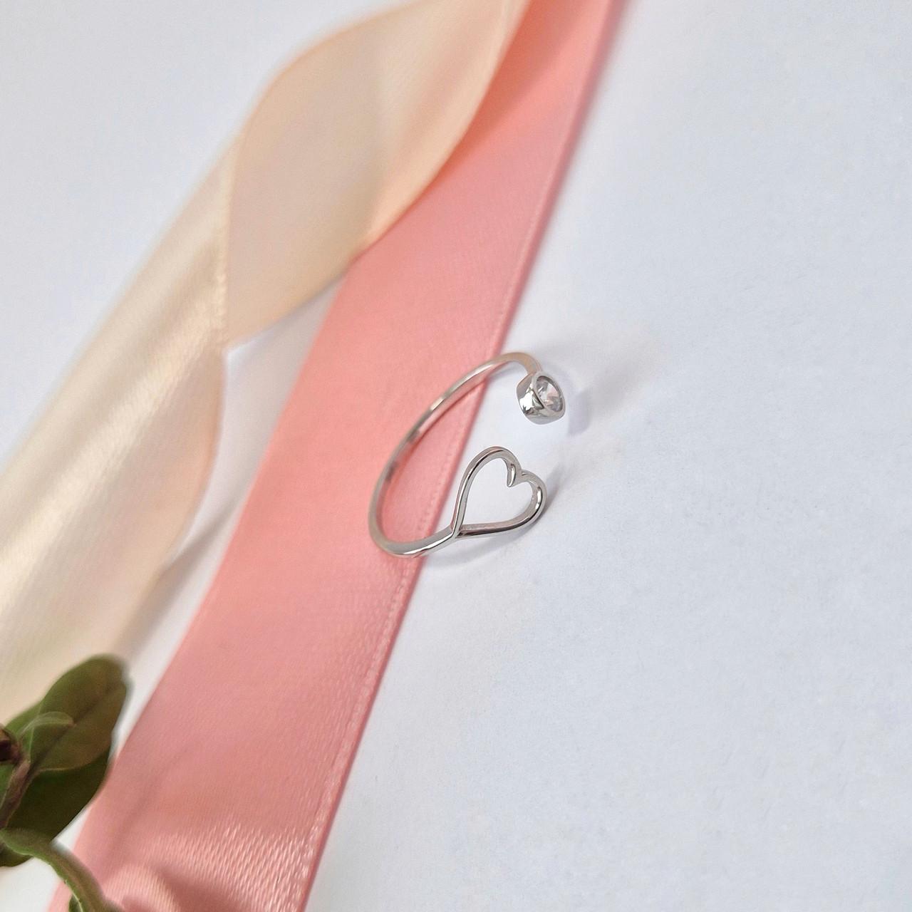 Кольцо сердце и белый камень серебро 925 пробы родированное 0,70 г р. 16-17 (вс559р)