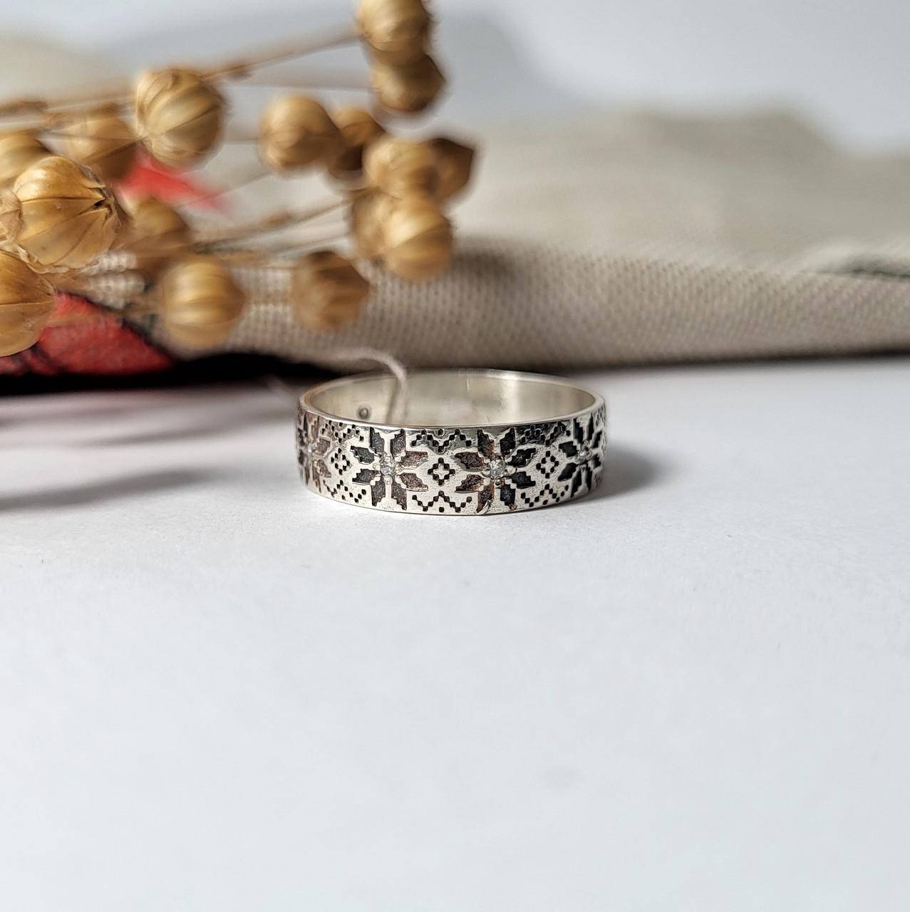 Кольцо женское Вишиванка с белыми камнями р. 20,0 серебро 925 пробы 3,28 г (14151) Кольцо женское Вишиванка с белыми камнями р. 20,0 серебро 925 пробы 3,28 г (14151)