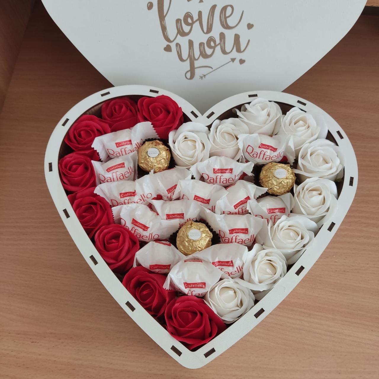 Подарочный бокс с конфетами и розами для девушки на новый год день рождения 8 марта (ar107)