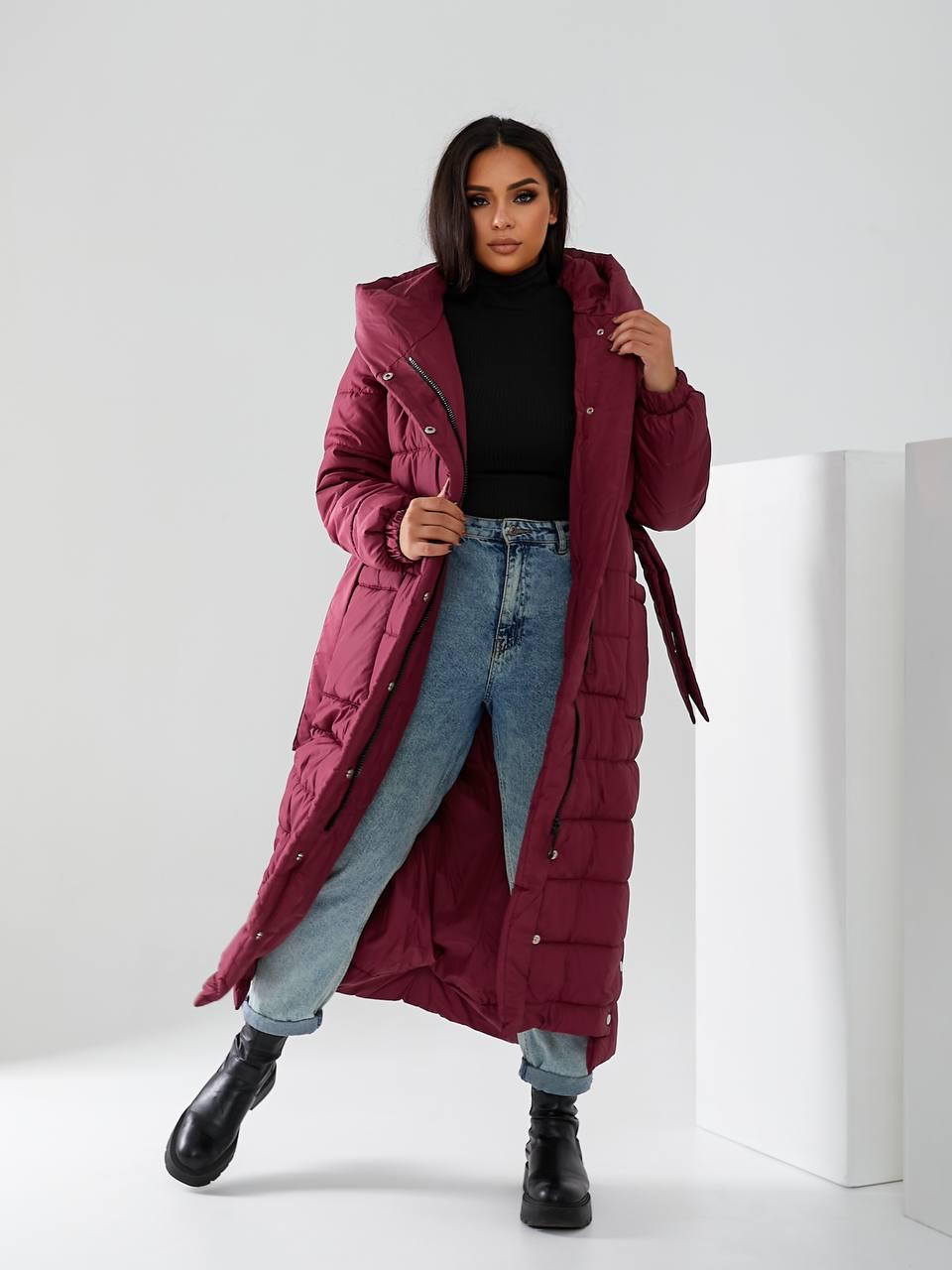 Пуховик довгий Аiza А032 на поясі кнопках блискавці та з капюшоном р. 46-48 Бордовий - фото 6 Пуховик довгий Аiza А032 на поясі кнопках блискавці та з капюшоном р. 46-48 Бордовий - фото 6