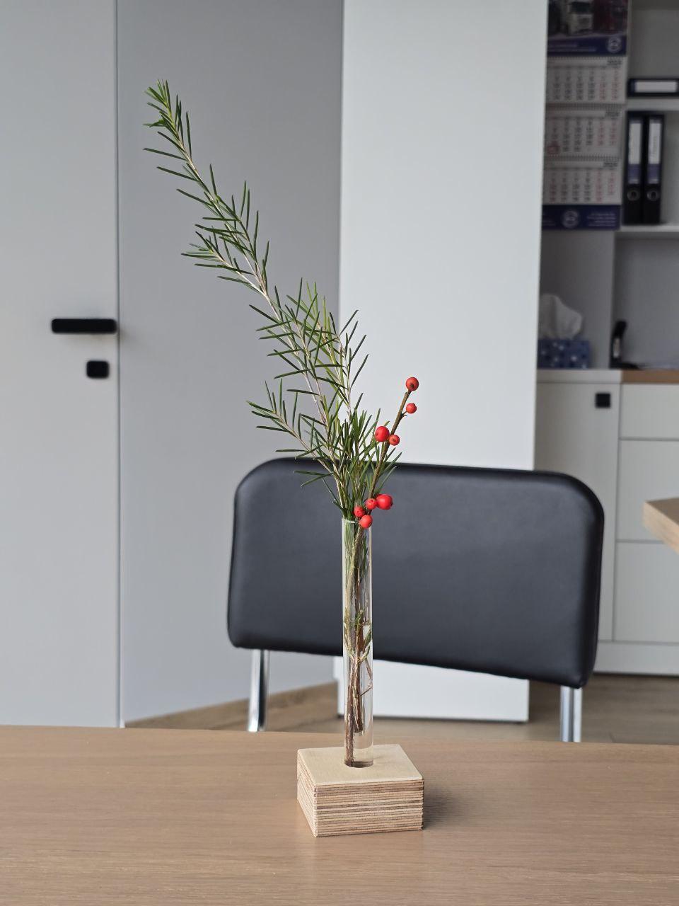 Ваза деревянная с цветными колбами - фото 5 Ваза деревянная с цветными колбами - фото 5