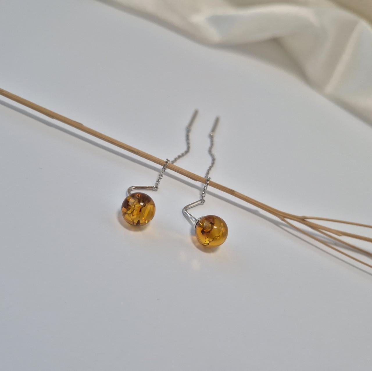 Серьги протяжки шарик серебро 925 пробы родированное 1,14 г с янтарем 7 мм (904прот)