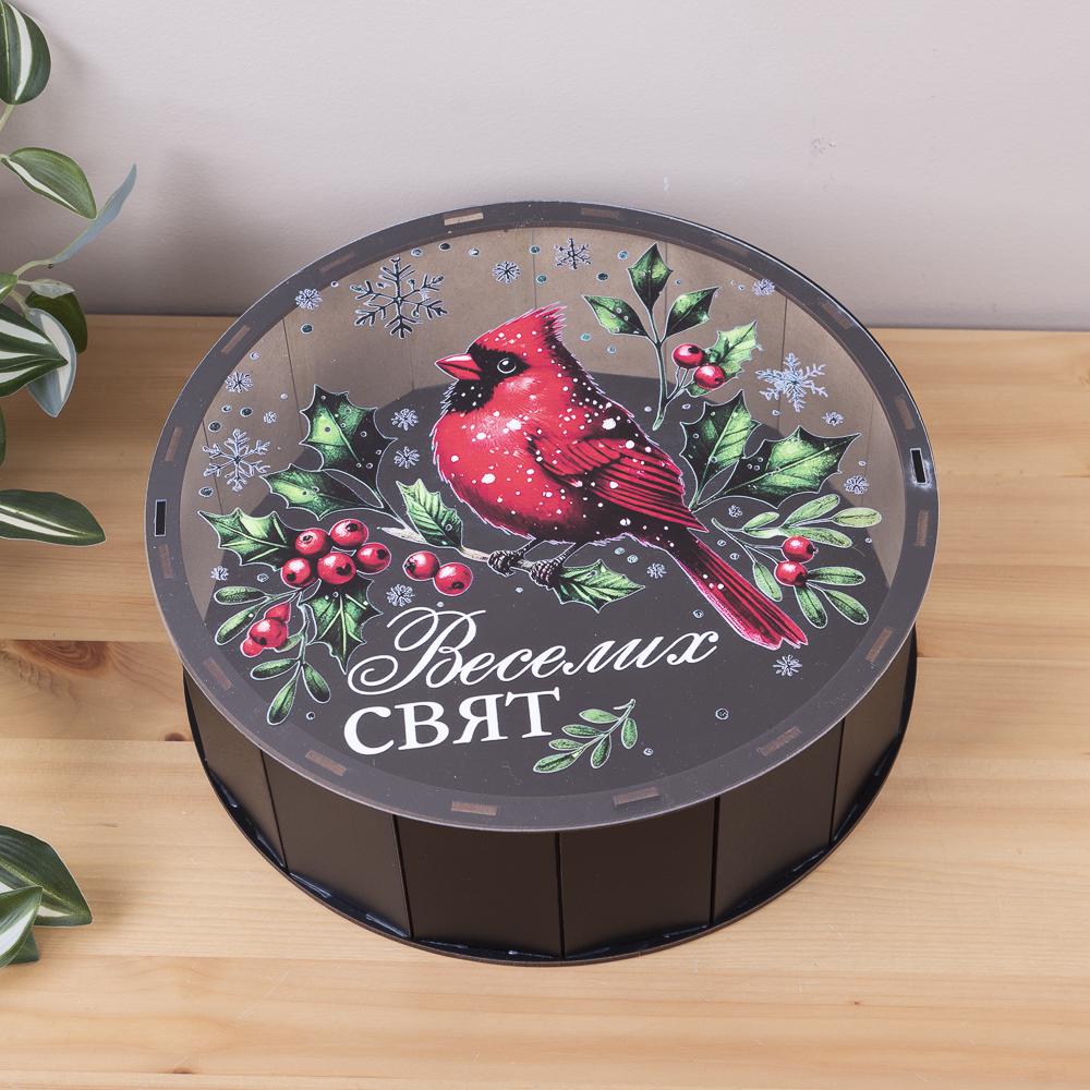 Коробка круглая веселых праздников с красной птичкой 27 см (7492-3) - фото 1 Коробка круглая веселых праздников с красной птичкой 27 см (7492-3) - фото 1