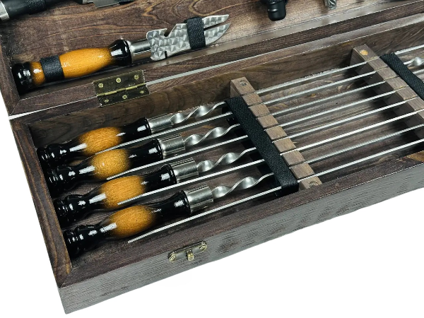 Набір шампурів у кейсі Голд середній дерев'яний з нержавіючої сталі (2-10-KS-7606) - фото 3 Набір шампурів у кейсі Голд середній дерев'яний з нержавіючої сталі (2-10-KS-7606) - фото 3