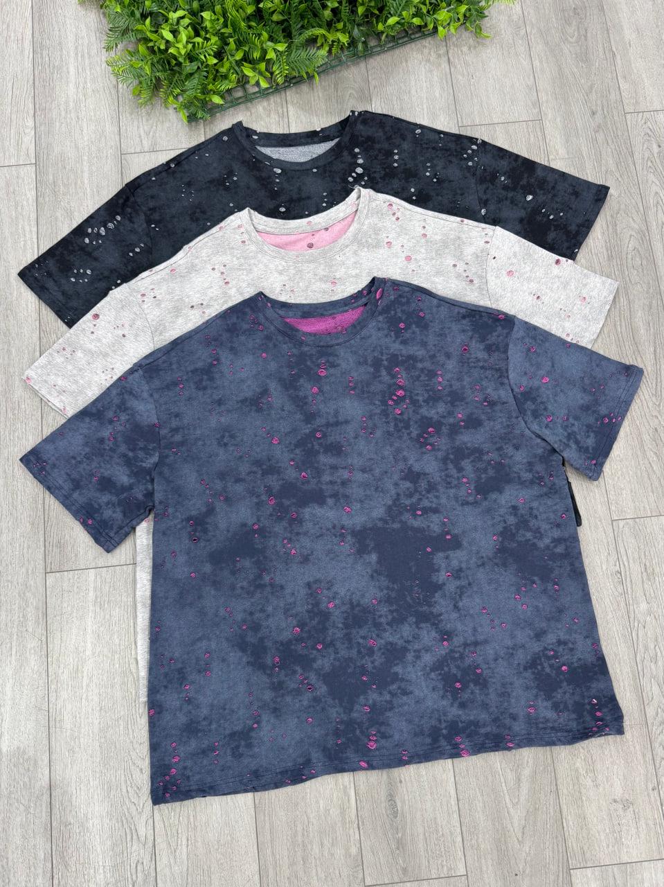 Футболка женская с эффектом потертости и камнями OS Белый (#27023-01) - фото 3