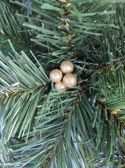 Штучна ялинка Кармен з золотими шишками і перлинами 1,5 м Зелено-оливковий (22516964) - фото 2 Штучна ялинка Кармен з золотими шишками і перлинами 1,5 м Зелено-оливковий (22516964) - фото 2