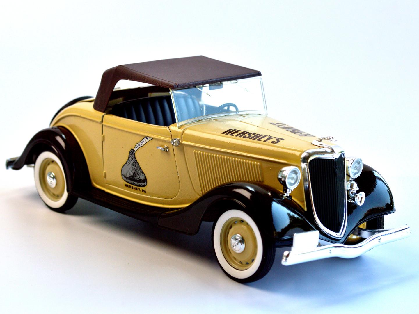 Модель автомобиля Solido Ford Roadster 1934 г. Hershey's Edition 1:18 Коричневый (45)