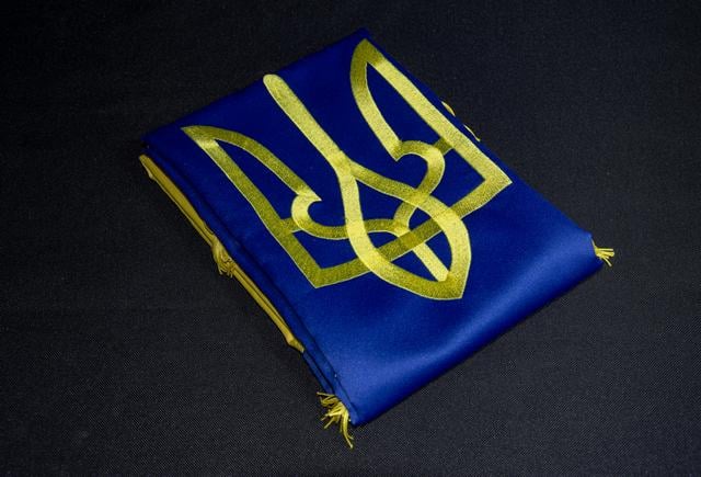 Флаг Украины с двухсторонней вышивкой в виде герба и бахромой (300)