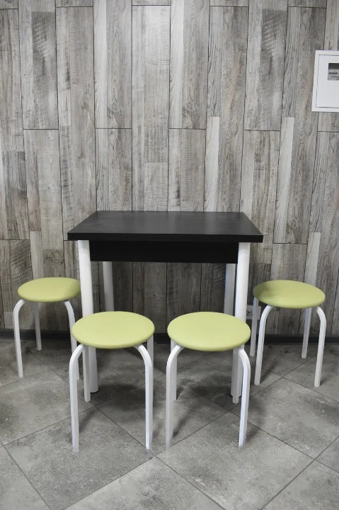 Кухонний комплект Оскар стіл розкладний та табурети 4 шт. Стандарт з білими ніжками 60х80/80х120х75 см Чорний/Салатовий (28375196)
