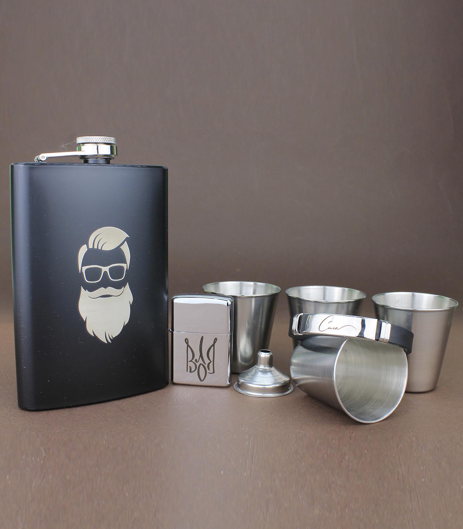 Набір фляги з гравіюванням Бородач з лійкою/браслетом/стопками/запальничкою (21-0019)