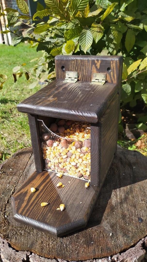 Кормушка для белок Сюрприз из древесины Эбеновое дерево 27х25х16 см - фото 2 Кормушка для белок Сюрприз из древесины Эбеновое дерево 27х25х16 см - фото 2