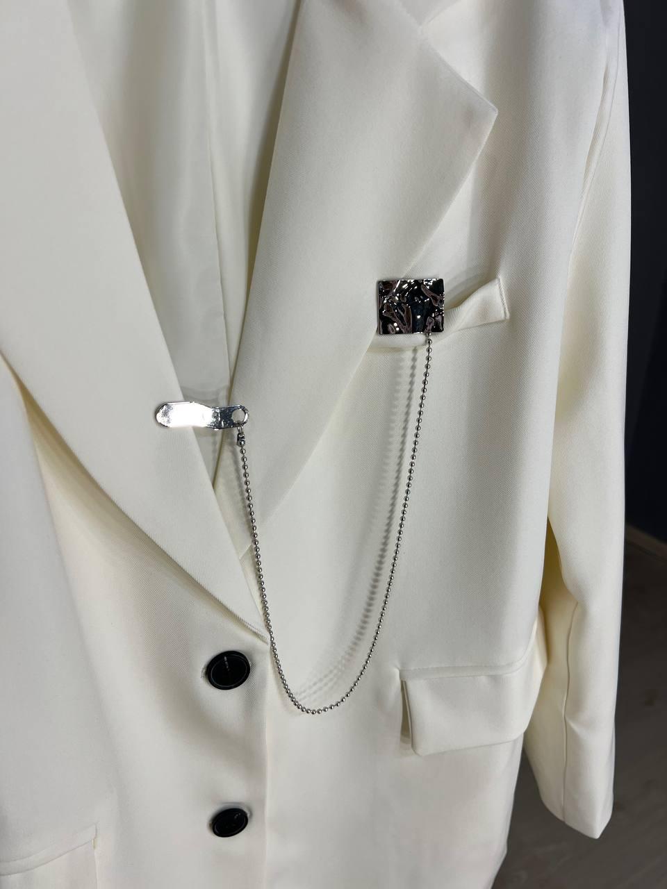 Пиджак женский Qidian 91110 широкий крой на пуговицах с аксессуаром цепочкой OS Белый (3805) - фото 8 Пиджак женский Qidian 91110 широкий крой на пуговицах с аксессуаром цепочкой OS Белый (3805) - фото 8