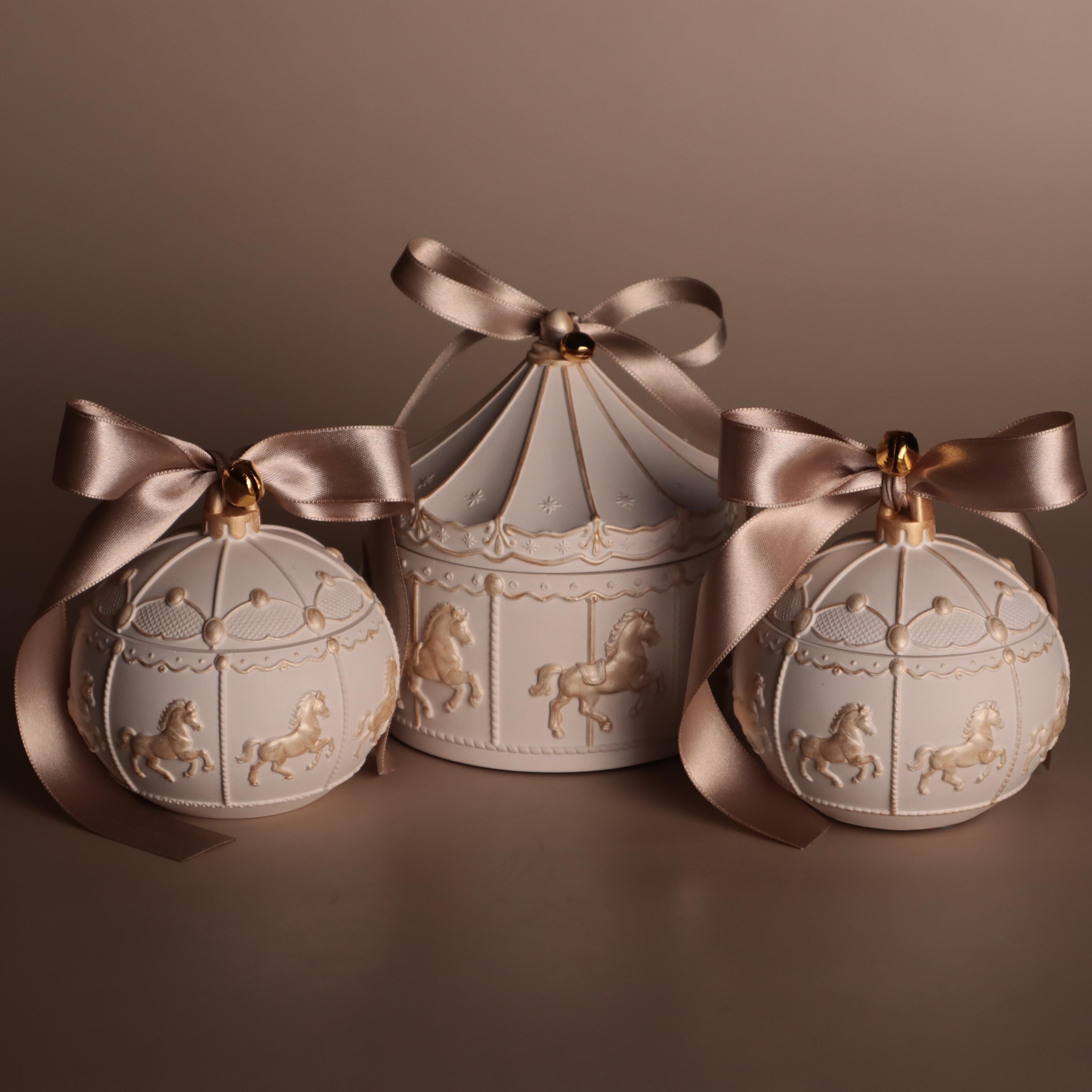 Подарунковий набір аромасвічок Wax Harmony Ваніль Карусель та Новорічна куля Коники Білий (300481)