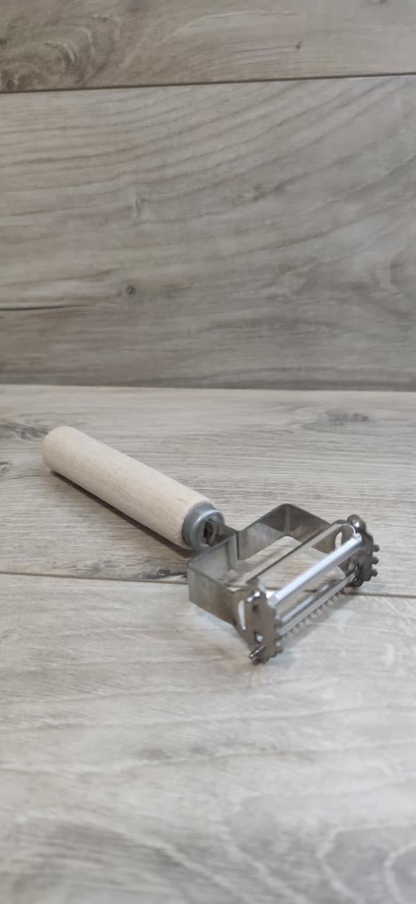 Овощечистка и шинковка профессиональная с деревянной ручкой (KG-5272) Овощечистка и шинковка профессиональная с деревянной ручкой (KG-5272)