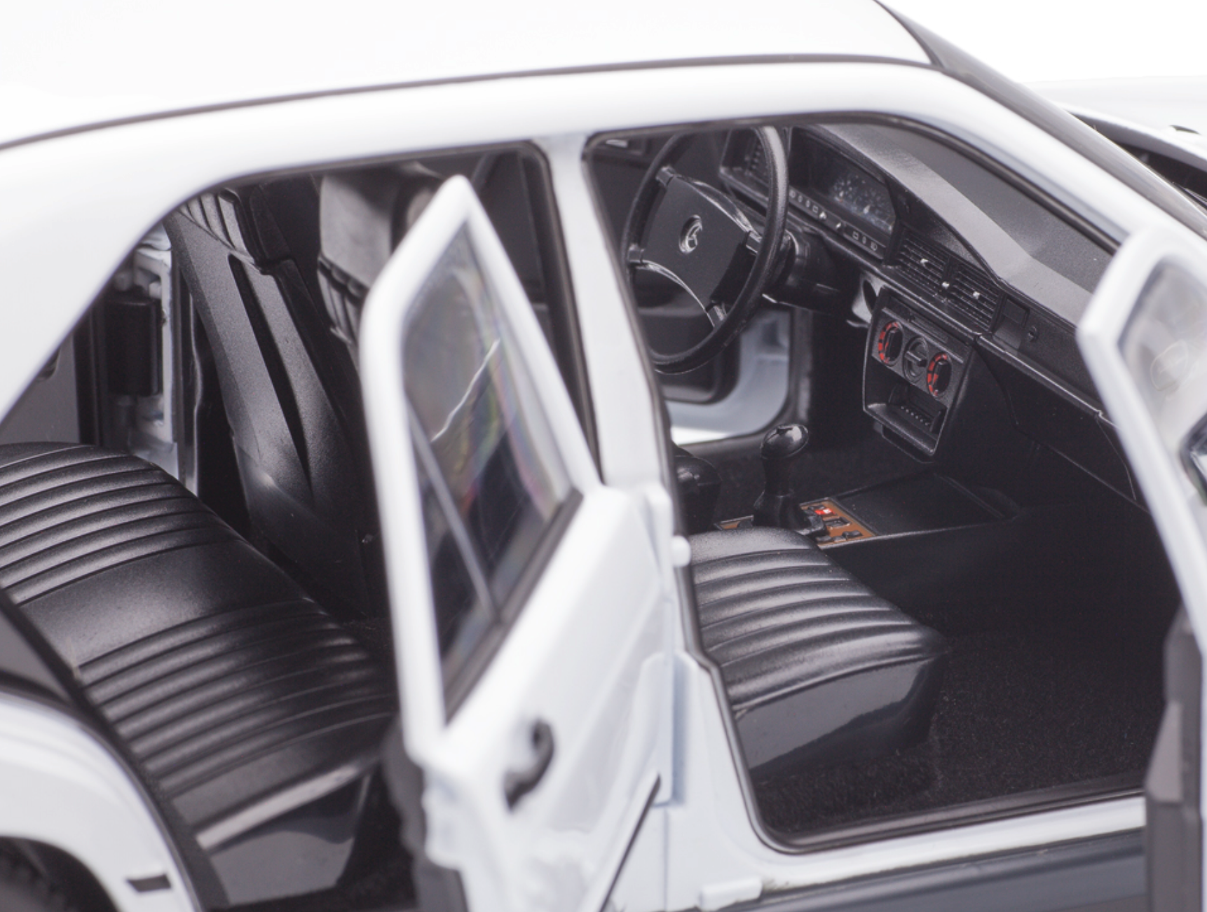 Модель автомобиля 1:18 Norev Mercedes-Benz 190E W201 White (183820) - фото 2 Модель автомобиля 1:18 Norev Mercedes-Benz 190E W201 White (183820) - фото 2