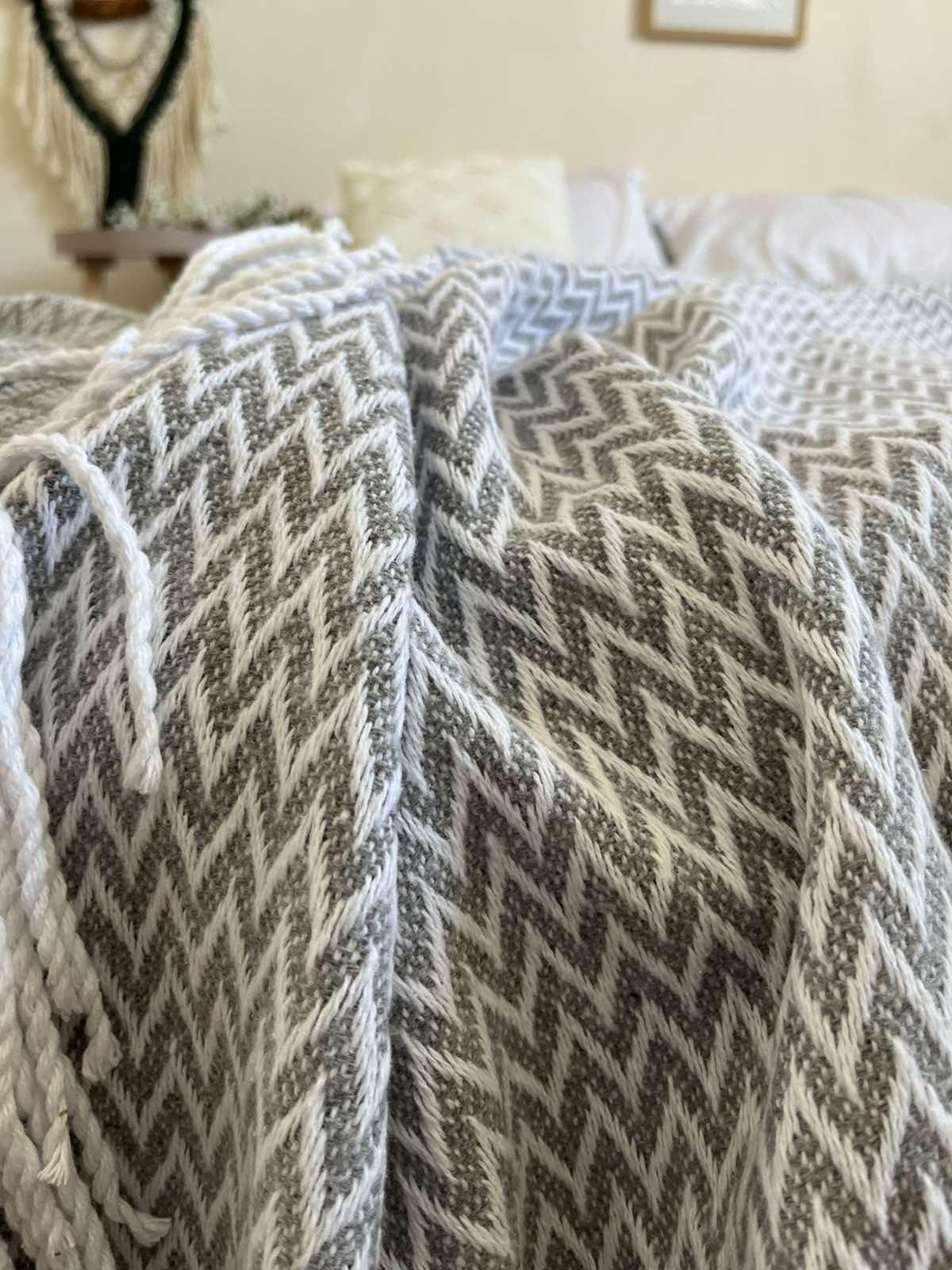 Плед хлопковый Vladi ЗИГЗАГ с кистями 200х220 см Серый (22614003) - фото 2 Плед хлопковый Vladi ЗИГЗАГ с кистями 200х220 см Серый (22614003) - фото 2