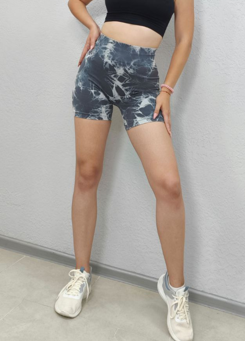 Велосипедки укороченые мраморные с Push Up эффектом для тренировок L Серый с белым (70171/L) - фото 6 Велосипедки укороченые мраморные с Push Up эффектом для тренировок L Серый с белым (70171/L) - фото 6