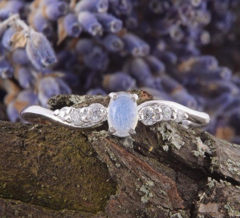 Кільце з білого золота з місячним каменем (2245418108)