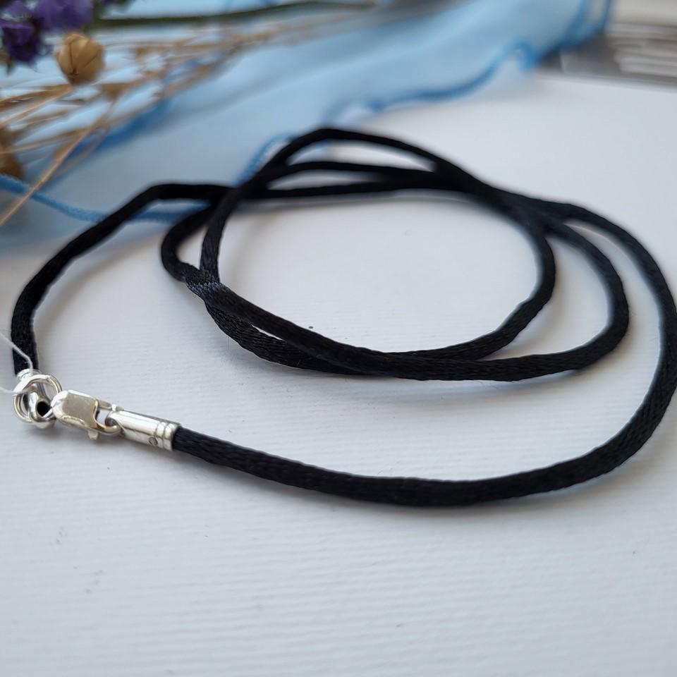 Шнурок на шею шелковый из серебра 925 проба 65 см 0,90 г (4014) Шнурок на шею шелковый из серебра 925 проба 65 см 0,90 г (4014)