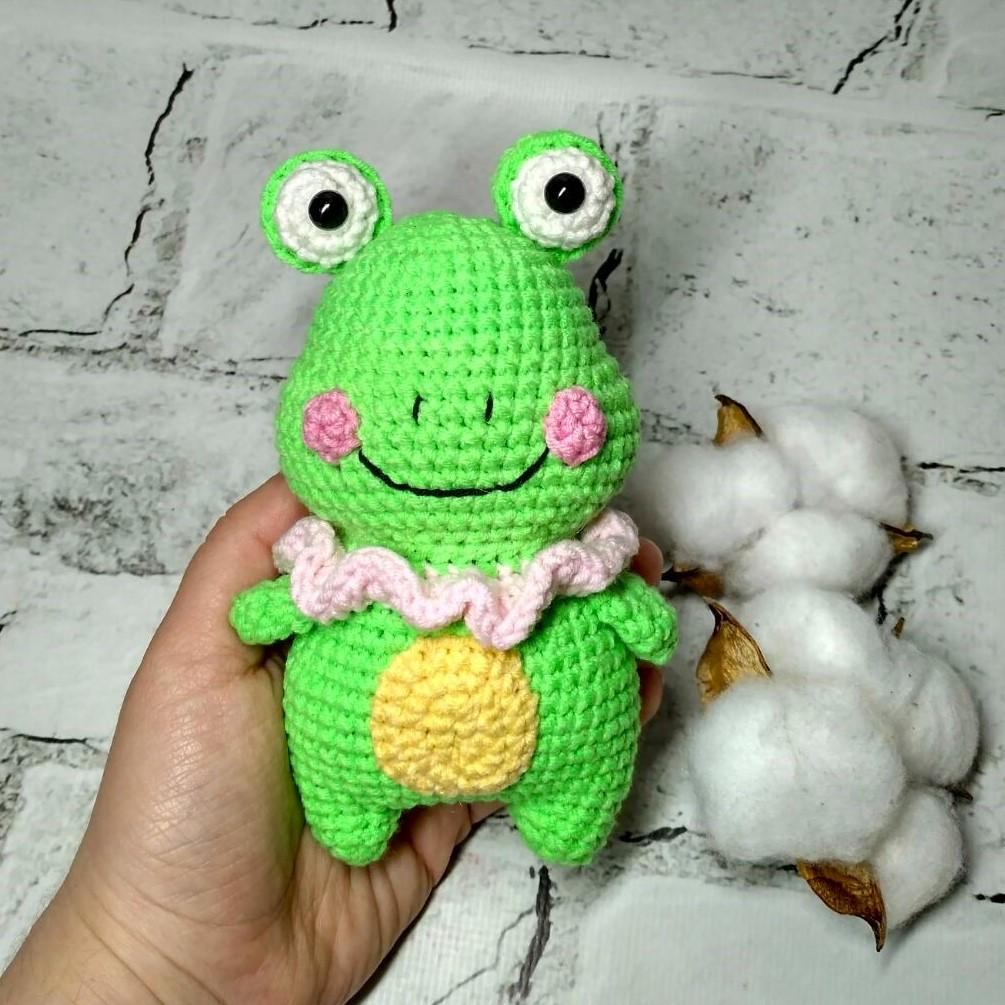 М'яка в'язана іграшка ручної роботи Жабка 14 см Зелений (202-80) - фото 2