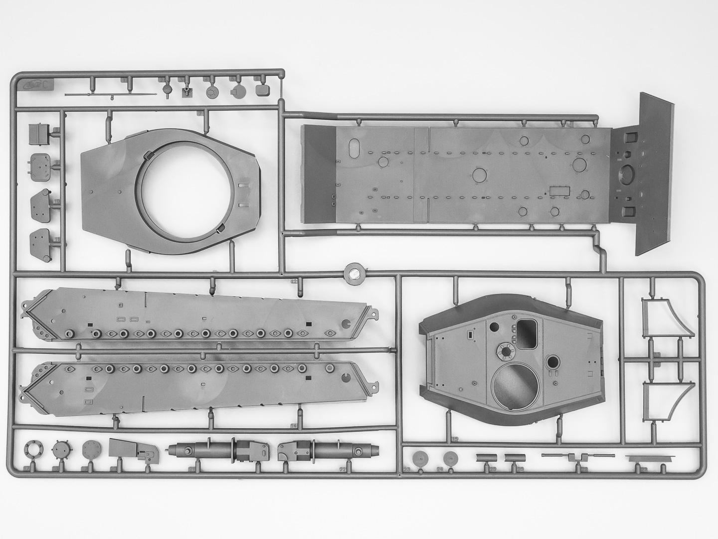 Сборная модель ICM Pz.Kpfw.VI Ausf.B Королевский Тигр с башней Henschel немецкий тяжелой танк 2 Мировой войны позднее производство (35363) - фото 5