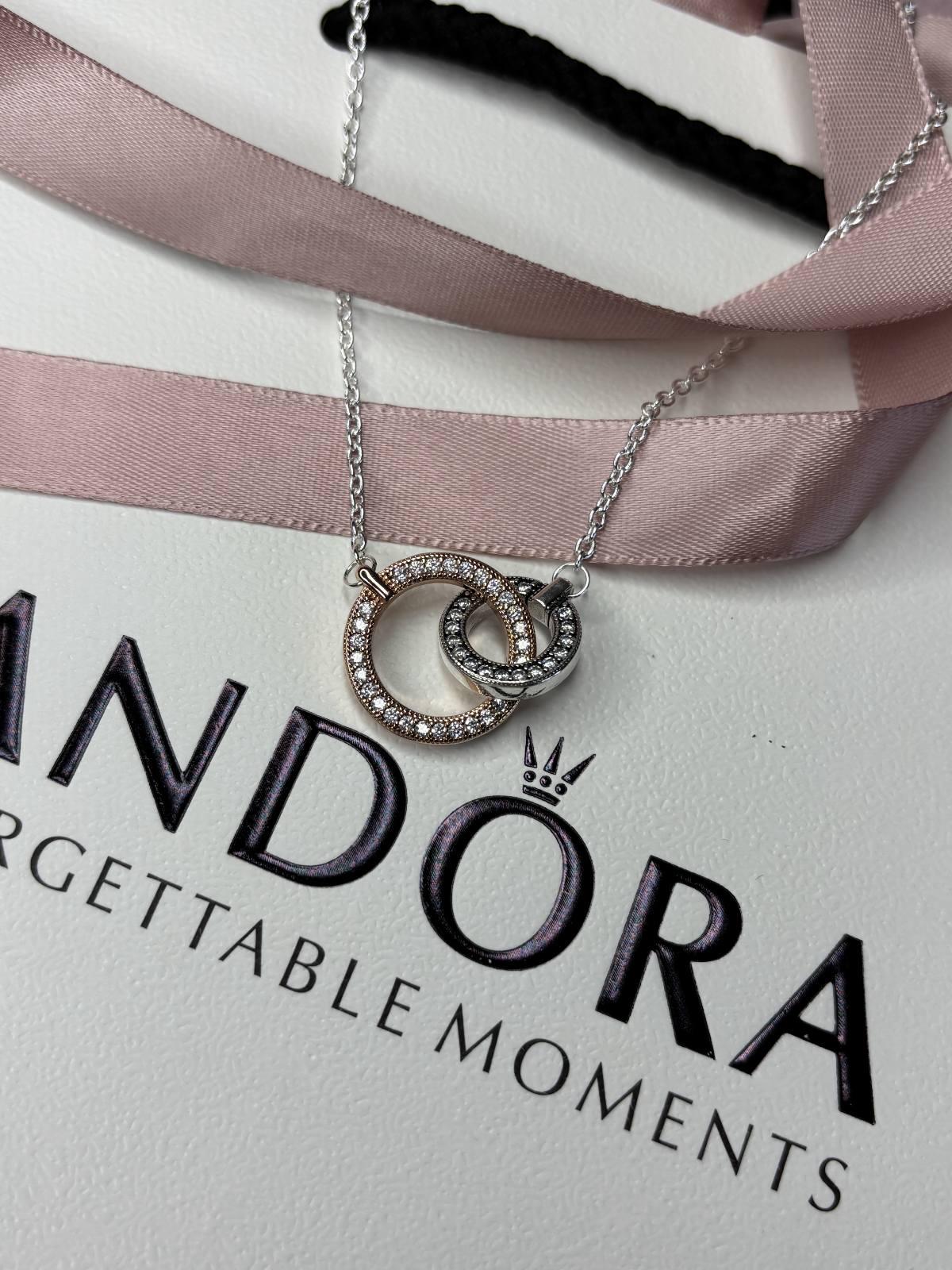 Колье Pandora с переплетенными кольцами